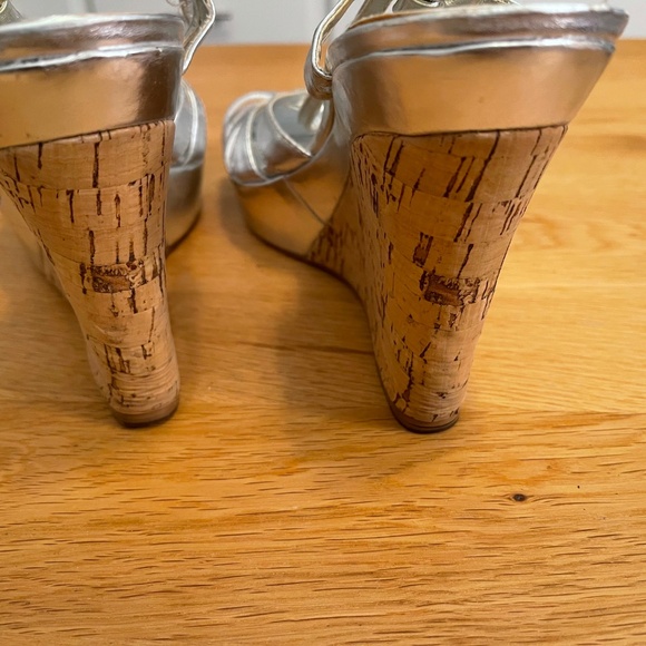 Charles by Charles David Silver Wedge Sandal - Size 10 - Picture 5 of 5